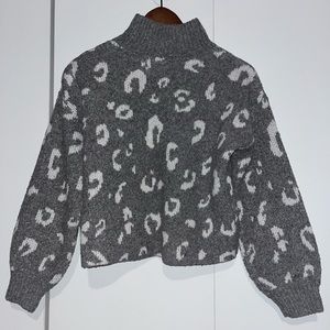 Pink Rose Gray & White Leopard Print Turtleneck Sweater xs